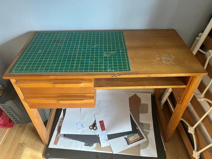 2 Kids Desks, Blinds and chest of draws