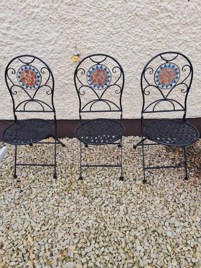 garden table and chairs
