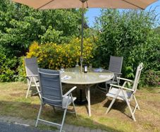 4 piece garden set with large parasol and stand