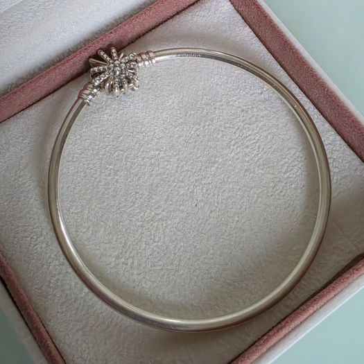 Pandora fireworks bangle bracelet very good condition,for the right size please check the last photo.