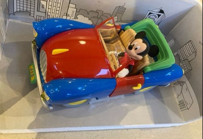 Disney Mickey Mouse and Donald Duck lot scale 1/18