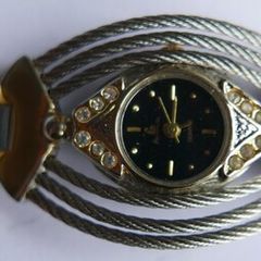 Pretty Vintage Potencial Ladies Quartz Watch With Rhinestone Bracelet Band Works well