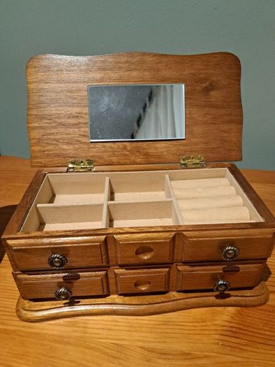 Wooden jewellery box