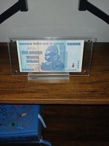 100 trillion dollar note Zimbabwe with display
