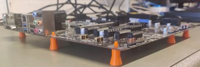 Snap-in motherboard feets