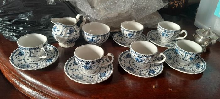 Indies make6 cups and 6 saucers