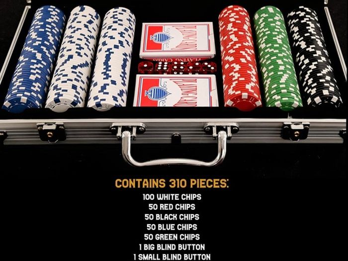 Texas Hold'em Poker Set - 300 Piece Set in Aluminium Case with 11.5g Heavyweight Poker Chips 2 Decks of Playing Cards Dealer Big Blind and Small Blind Buttons and 5 Dice (FREE POSTAGE)