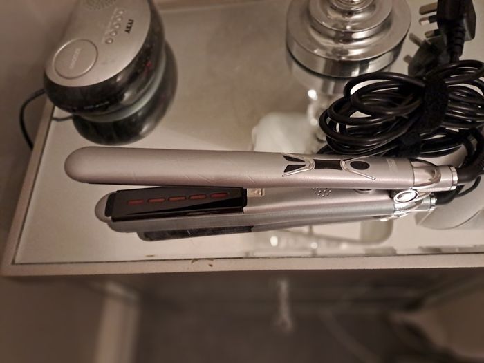 Hair straightener