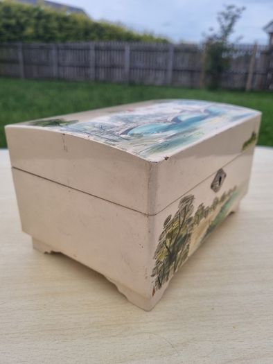 Antique Japanese music box with jewelry box from the 1960s.