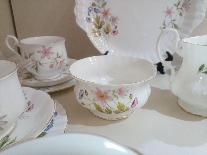 Richmond Bone China 21 piece Tea set 'Wild Anemone'