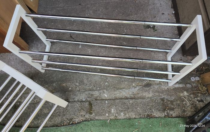 Pair of shoe racks (26182)