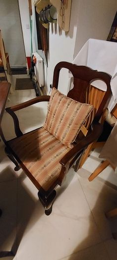 Mahogany Dining Table and 6 Chairs
