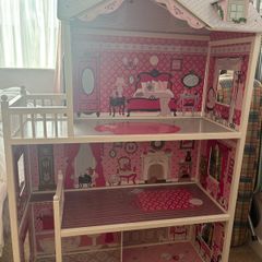 Kids doll house