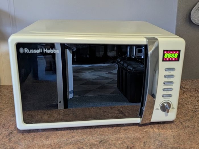 Cream Russell Hobbs 700W Microwave