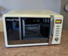 Cream Russell Hobbs 700W Microwave