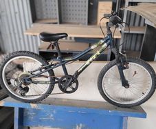Halfords Apollo Chaos Junior Mountain Bike - 20" Wheel