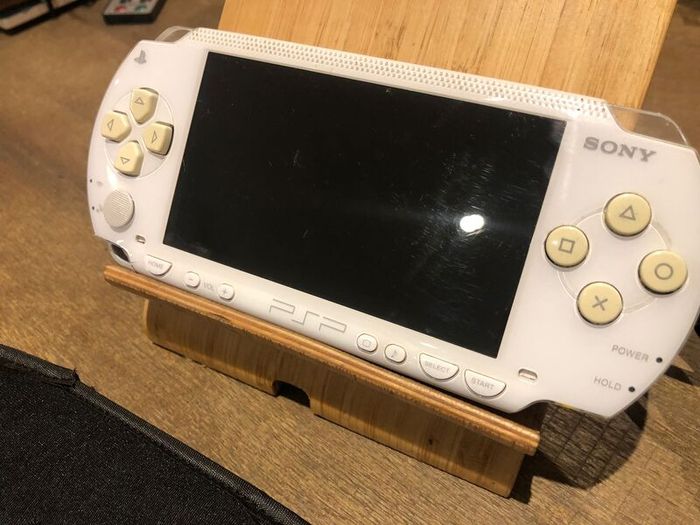 Holiday RETRO Heaven - PSP - Custom Firmware White Playstation Portable model 1000