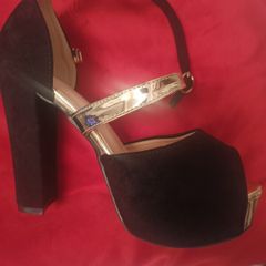 Womens heels Size 4