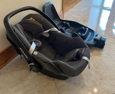 Maxi-Cosi Car Seat + ISOFIX Base