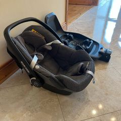 Maxi-Cosi Car Seat + ISOFIX Base