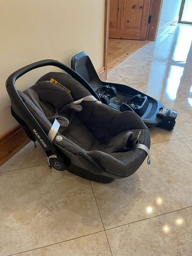 Maxi-Cosi Car Seat + ISOFIX Base