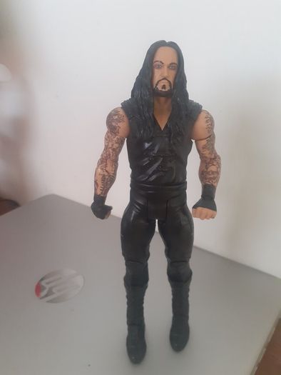 8 WWE wrestlers and Belt included