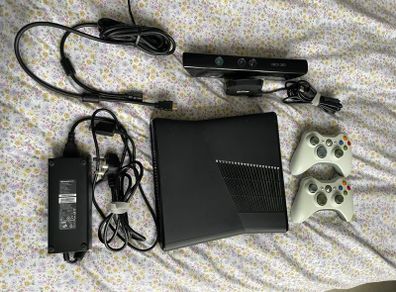 Xbox 360 Bundle with Kinect, 2 Controllers & 13 Games