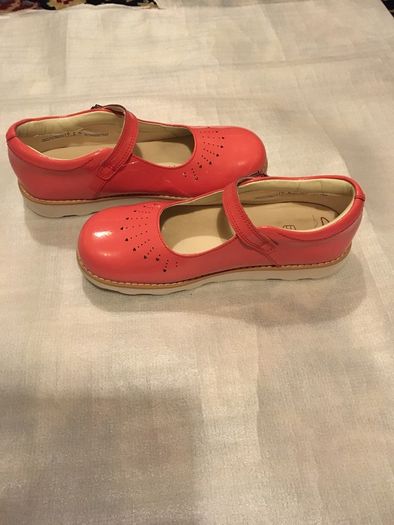 Clarks Shoes, size EU-33,5F. UK-1,5F
