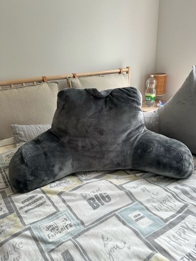 2 reading pillows
