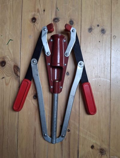 Wine corker instrument