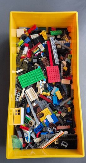 LEGO Bundle: 2.45kg Genuine LEGO with Yellow Storage Box