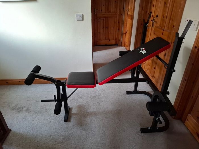 Bench (chest fly+leg extension/curl)