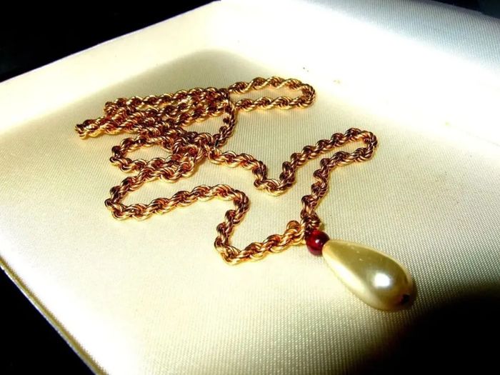 Vintage Hallmarked 'Rope' Chain & Teardrop Pendant