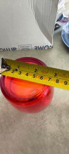 3 DIFFERENT ITMES- 1- Vintage Tangerine Orange Glass Vase. 28.00 euro. 2- Clear cut crystal or pressed glass with a spiral/ribbed optical design.15.00 euro. 3- Small bowl murano style as trinckelt dish or decoertive piece 25.00 euro.