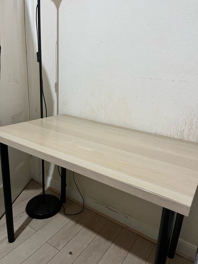 desk - 100 cm w x 60 cm L  70cm tall