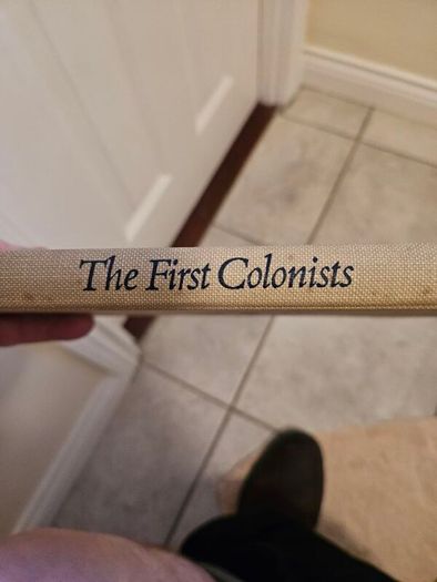The First Colonists. Hakluyt's Voyage To North America. Introduction By A.l.rowse. All 16 Watercolours By John White. First Edition Second Print Large Volume Hardback In Good Condition   See Photos For Same.