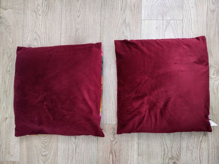2 floral print cushions