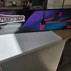 Sporter 3 Wheel Swing Scooter - LED Wheels - Brand New