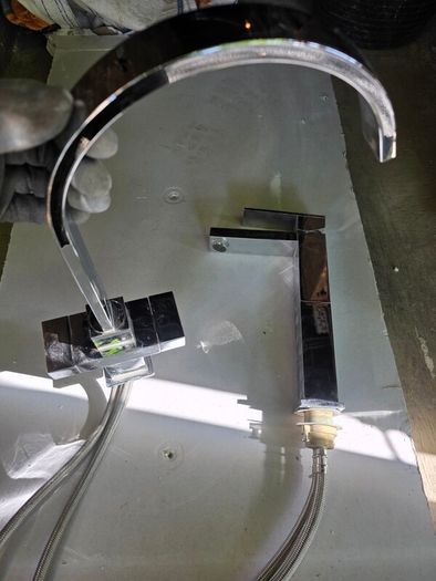 Countertop mounted taps