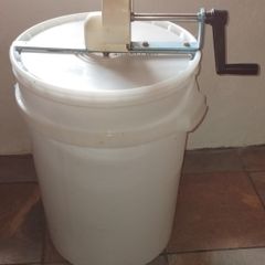 Honey extractor
