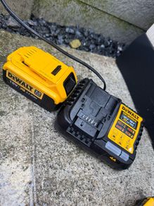 DeWalt 18V XR 4.0Ah Battery + 4A Charger