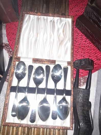 6 Beautiful Old Silver Plated Teaspoons in Original Case nice condition, postage available or collection