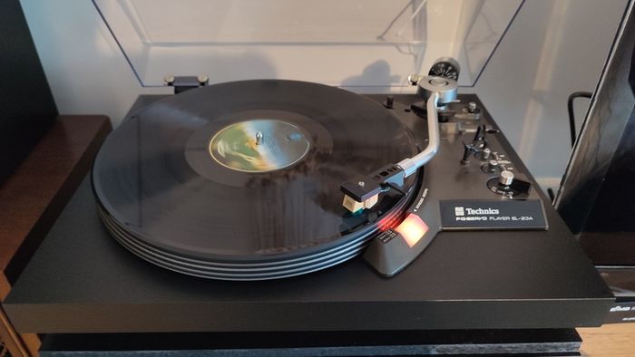 Technics SL-23A turntable/Record player. Like NEW!