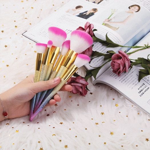 Stunning 16 piece Fantasy makeup brush set