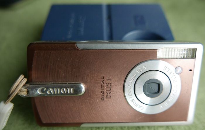 Canon Ixusi Ixusi 4.0mp Digital Camera Pc1060 And Bag ,sd Card