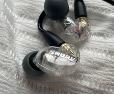 SHURE se215 in-ear monitor