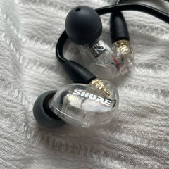 SHURE se215 in-ear monitor