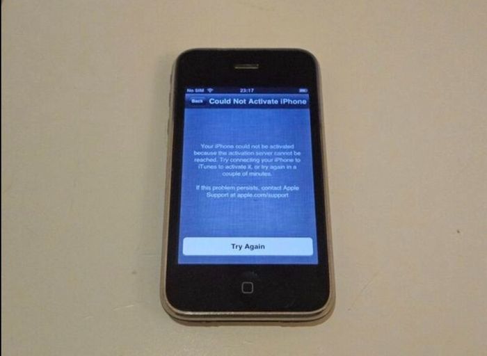apple vintage Vintage iPhone Bundle iPhone 6 (64GB) + iPhone 3GS (16GB) + Case & Charger