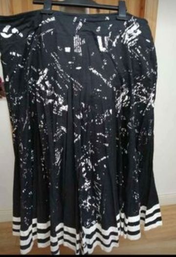 Ladies WFST Black and white cotton fully lined skirt.