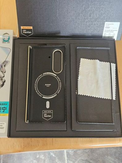 Samsung Z Fold 7 256GB Mint Condition 9 Months Old with receipt unlocked to any Network and with Accessories.